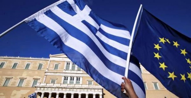 Bandera griega y bandera de la UE, frente al edificio del Parlamento heleno en Atenas - EFE