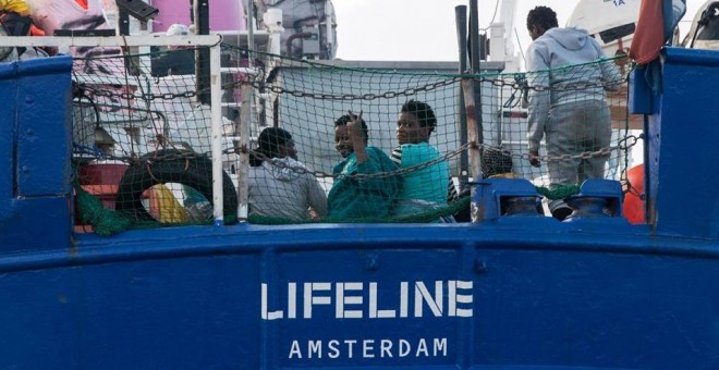 Migrantes en el barco de la ONG Lifeline. FACEBOOK/Lifeline