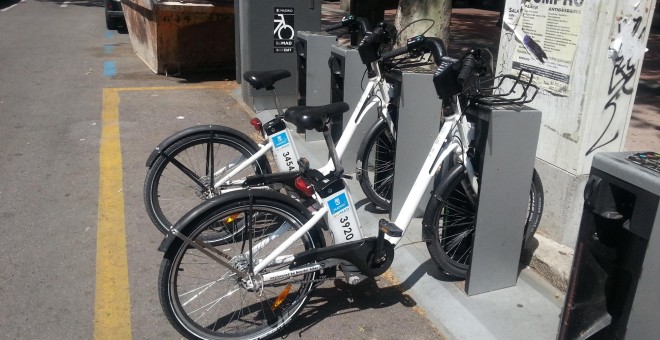 Bicicletas aparcadas en el punto BiciMAD de la calle Orense. Foto Manuel Tapia