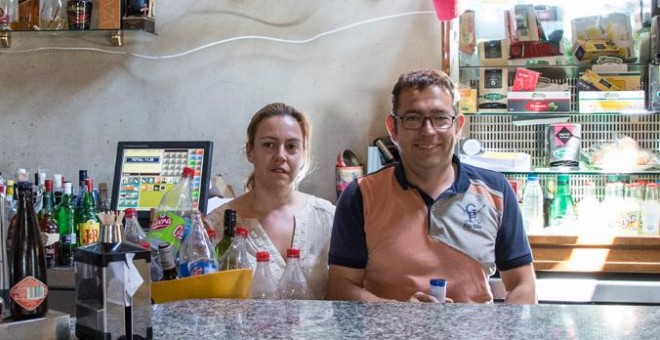 Tamara y Fernando, en su bar de Vicolozano. / J. GÓMEZ