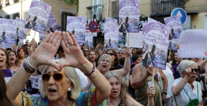 Manifestación de mujeres en Madrid, esta tarde ante el Ministerio de Justicia, en protesta por la puesta en libertad bajo fianza de los cinco miembros de la Manada, condenados a nueve años de prisión por un delito de abuso sexual de una joven madrileña du