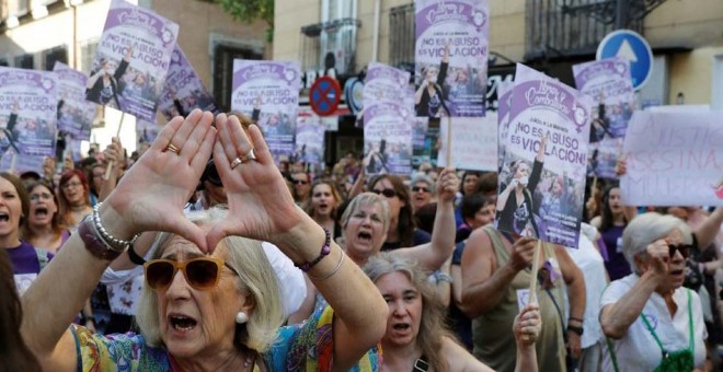 Manifestación de mujeres en Madrid, esta tarde ante el Ministerio de Justicia, en protesta por la puesta en libertad de 'La Manada'. (JUAN CARLOS HIDALGO | EFE)