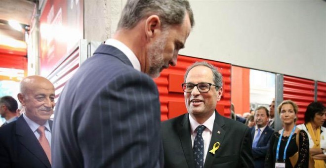 El rey recibe de Torra de fotos sobre la jornada del 1 de octubre. (JORDI BEDMAR | EFE)