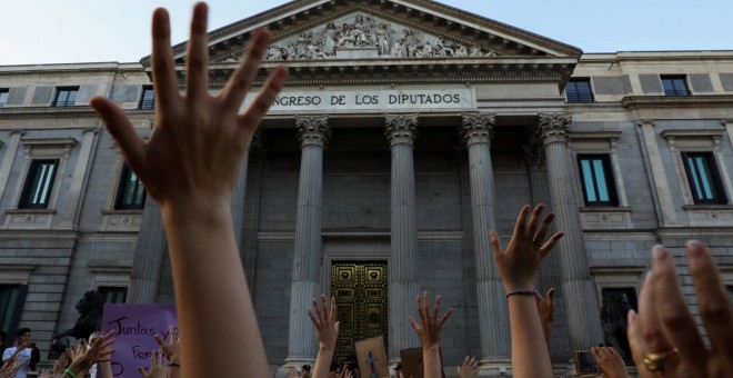 Manifestación en Madrid, ante el Congreso de los Diputados, donde las mujeres han protagonizado una sentada. REUTERS/Susana Vera
