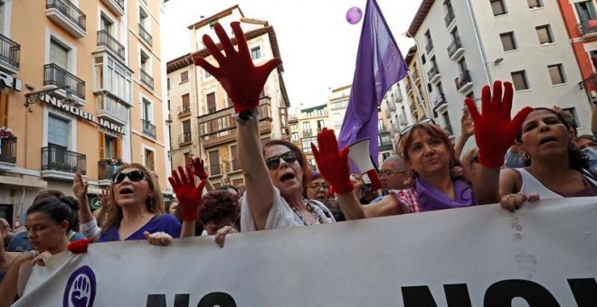 Manifestación en Pamplona en protesta por la puesta en libertad bajo fianza de los cinco miembros de 'La Manada'. EFE/ Villar López