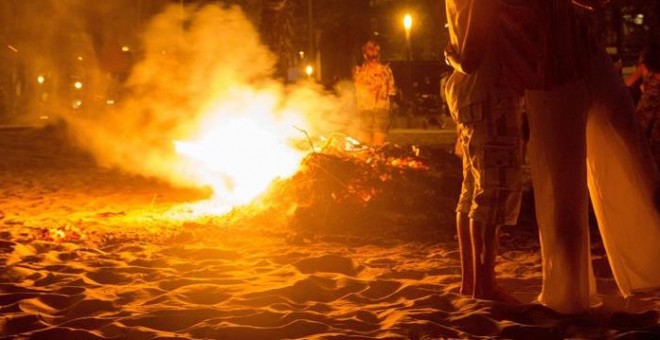 Celebración de la noche de San Juan en la playa tarraconense de Salou. EFE/Javier Cebollada