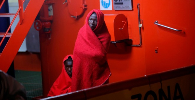 Dos migrantes del grupo de rescatado en el Mediterraneo, en el puerto de Malaga. REUTERS/Jon Nazca