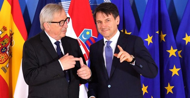 Juncker y Conte, en Bruselas este domingo. Geert Vanden Wijngaert