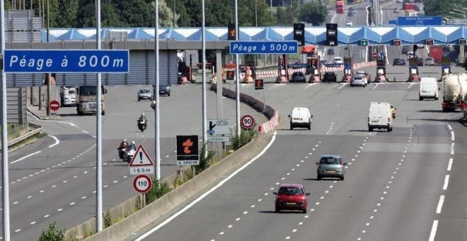 Vehículos se aproximan al peaje de Fresnes lez Montauban en la autopista A1 entre Lille y París. REUTERS/Pascal Rossignol