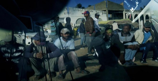Migrantes en el centro de Trípoli en espera de un trabajo esporádico. / RICARDO GARCÍA VILANOVA