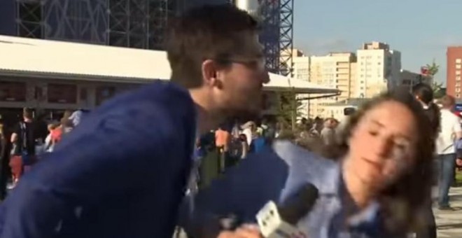 Un hombre acosa a una periodista brasileña al intentar besarla en pleno directo.