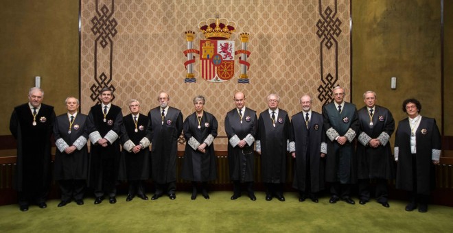 Los magistrador del Tribunal Constitucional, de derecha a izquierda: María Luisa Balaguer Callejón, Ricardo Enríquez Sancho, Antonio Narváez Rodríguez, Juan Antonio Xiol Rios, Juan José González Rivas, Andrés Ollero Tassara, Encarnación Roca Trías, Fernan