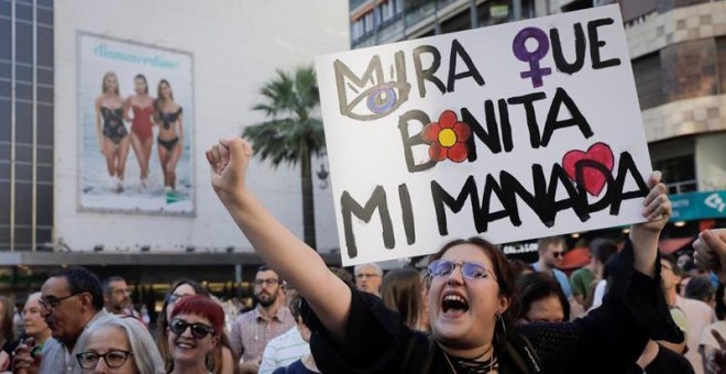 Una joven protesta durante una concentración contra la puesta en libertad provisional de los cinco condenados de La Manada. EFE/Kai Försterling/Archivo