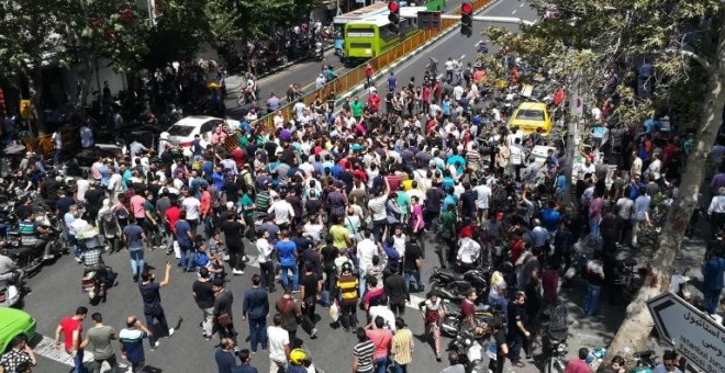 Decenas de iraníes protestan este lunes en Teherán. - AFP / ATTA KENARE