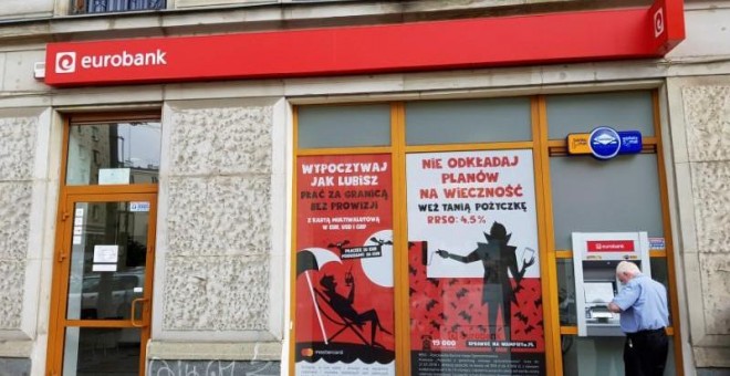 Un hombre opera en un cajero automático de Eurobank en Varsovia. REUTERS/Marcin Goclowski