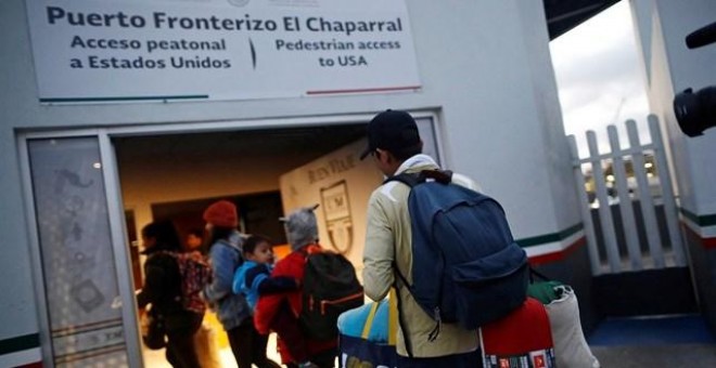 Familias de migrantes que llegan a la frontera sur de Estados Unidos. / Reuters