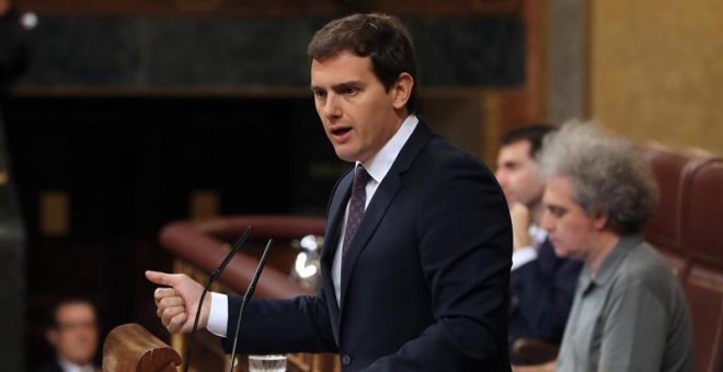 El líder de Ciudadanos, Albert Rivera, durante su intervención en el pleno del Congreso ante el que comparece hoy el jefe del Ejecutivo, Pedro Sánchez, para informar de la posición que trasladará al primer Consejo Europeo al que asiste como jefe del Ejecu