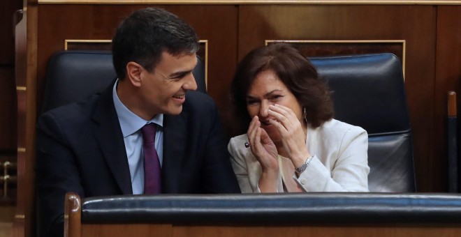 El presidente del Gobierno, Pedro Sánchez,  conversa con la vicepresidenta, Carmen Calvo. EFE/Ballesteros