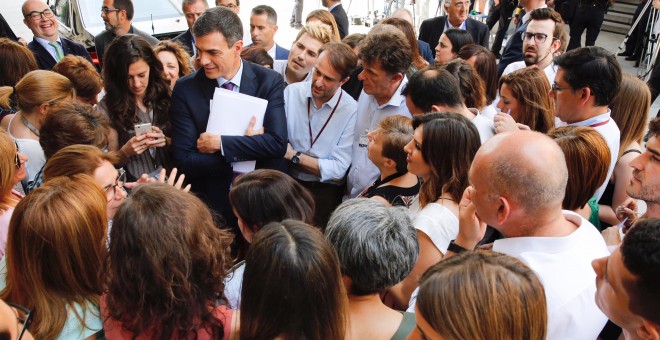 El presidente del Gobierno, Pedro Sánchez, conversa con los periodistas en el patio del Congreso de los Diputados, tras la sesión de control. INMA MESA