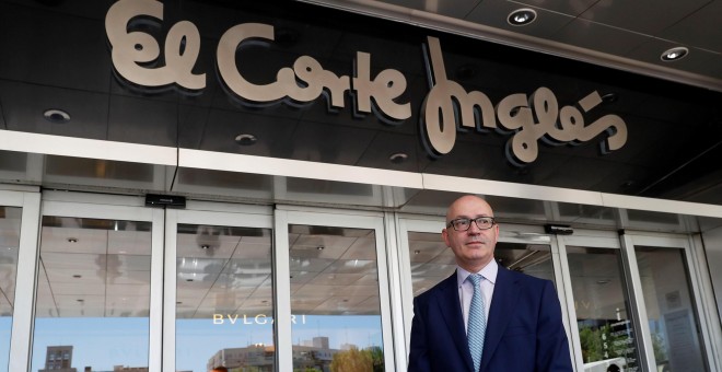 Jesús Nuño de la Rosa, presidente ejecutivo de El Corte Inglés, en la entrada de una de las tiendas del gruop. EFE/Chema Moya