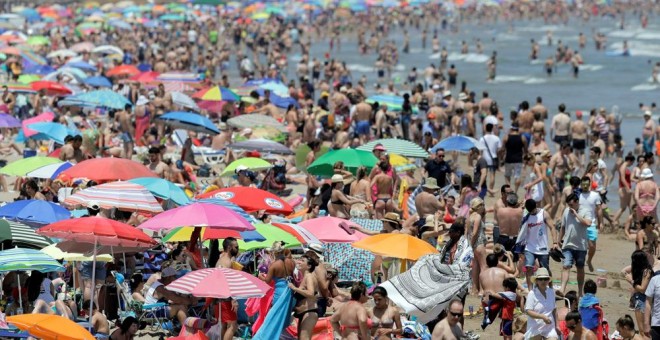 La playa de la Malvarrosa, en Valencia, saturada de bañistas el pasado fin de semana. EFE