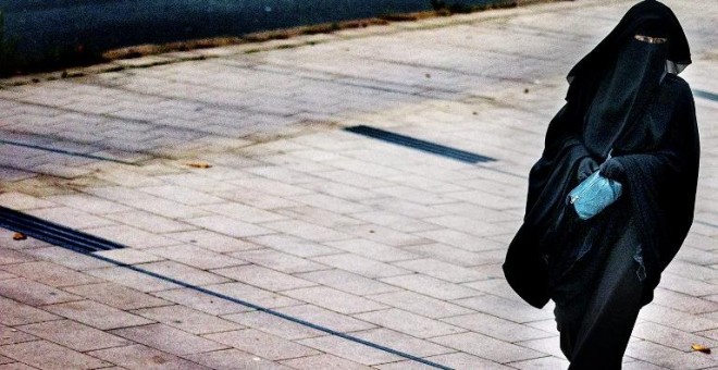 Fotografía de archivo de una mujer con un burka caminando por La Haya. AFP