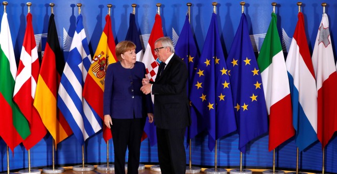El presidente de la Comisión Europea, Juncker, junto a la canciller alemana, Angela Merkel. / REUTERS