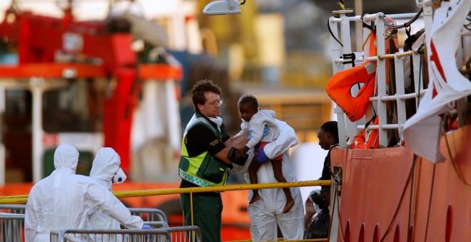 27/06/2018 Un niño que viajaba a bordo del Lifeline es atendido por los equipos de protección civil a su llegada al puerto maltés de La Valeta. REUTERS/Darrin Zammit Lupi