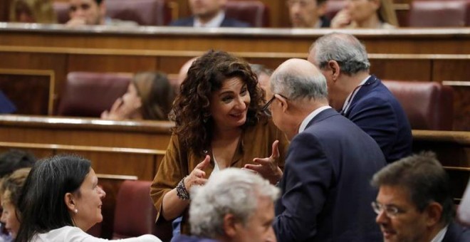 La ministra de Hacienda María Jesús Montero conversa con el exministro Montoro. EFE/Juan Carlos Hidalgo