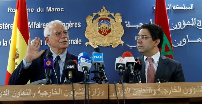 El ministro de Asuntos Exteriores Josep Borrell (i), junto a su homólogo marroquí Nasser Bourita (d), durante la rueda de prensa conjunta que ofrecen tras el encuentro que han mantenido hoy en Rabat.- EFE/JuanJo Martín