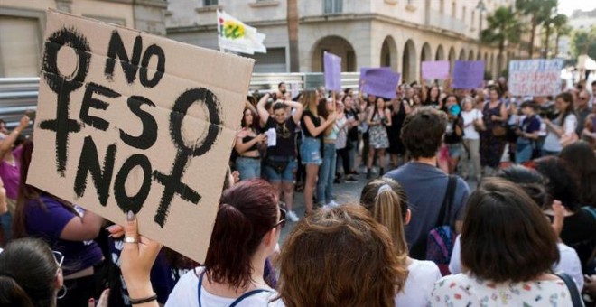22/06/2018.- Manifestación en Huelva en protesta por la puesta en libertad bajo fianza de los cinco miembros de la Manada, condenados a nueve años de prisión por un delito de abuso sexual de una joven madrileña durante los Sanfermines de 2016. EFE/ Julián