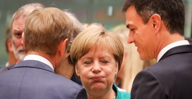 Angela Merkel, junto a Pedro Sánchez y Donald Tusk. - AFP