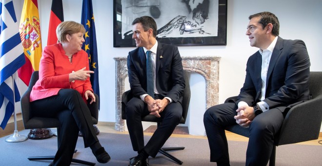 La canciller alemana, Angela Merkel, junto al presidente española, Pedro Sánchez, y el primer ministro griego, Alexis Tsipras.- REUTERS