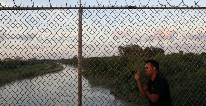 Un hombre camina por el puente que cruza el puente internacional de Río Grande, lugar de paso de migrantes entre México y EEUU./REUTERS