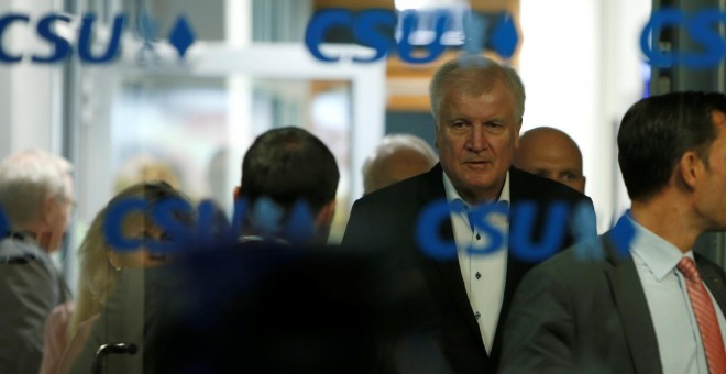 El ministro del Interior alemán y líder de la CSU, Horst Seehofer, durante la reunión de su partido este domingo.- REUTERS