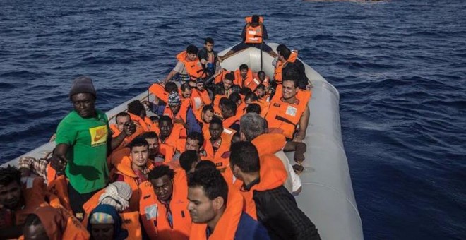 Fotografía facilitada por Proactiva Open Arms, del rescate de 60 migrantes frente a las costas de Libia, los cuales viajan en la embarcación Open Arms rumbo al Puerto de Barcelona/EFE