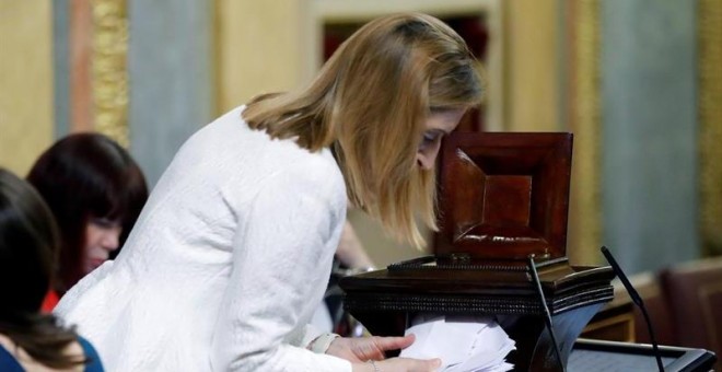 La presidenta de la cámara, Ana Pastor, sostiene unos votos durante el pleno del Congreso de los Diputados, en el que se debate la elección del nuevo Consejo de Administración y el presidente de RTVE.