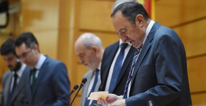 La mesa del Senado durante el recuento de los votos en el Senado. EFE/Fernando Villar