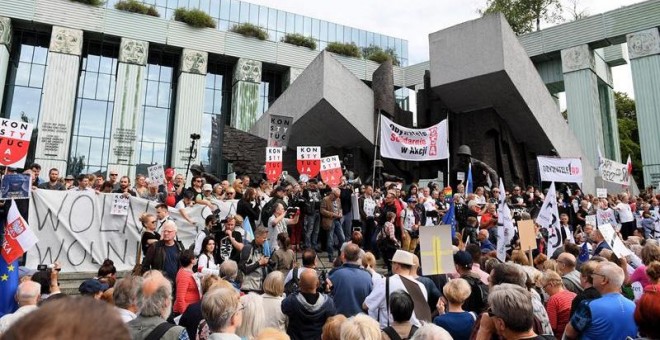 04/07/2018.- Manifestantes se une a la protesta organizada por los opositores de la reforma judicial delante de la sede de la Corte Suprema en Varsovia, Polonia, hoy 4 de julio de 2018. Los manifestantes se oponen a la nueva ley del Gobierno polaco sobre