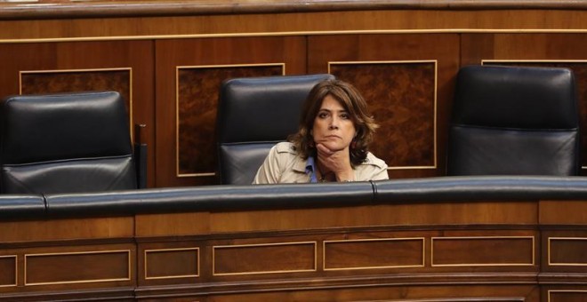 27/06/2018.- La ministra de Justicia, Dolores Delgado, durante el pleno del Congreso en el que ha comparecido el presidente del Gobierno, Pedro Sánchez, para informar sobre el próximo Consejo Europeo. EFE/Ballesteros