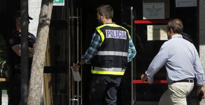 03/07/2018.- Agentes policiales a su llegada hoy al Ayuntamiento madrileño de Torrelodones. Agentes policiales prevén registrar durante la jornada de hoy 22 ayuntamientos de distintos puntos de España y pedir documentación a otros 18, en una operación de