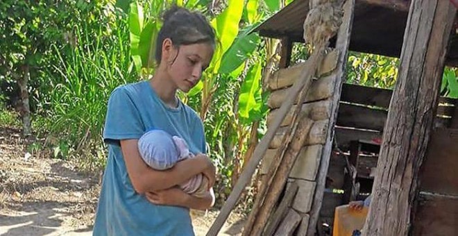 Fotografía sin fechar de Patricia Aguilar con un bebe en Chanchamayo (Perú). EFE/Milton Cahuana