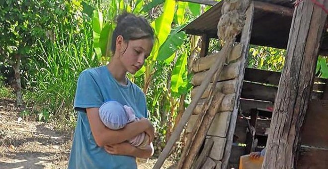 Fotografía sin fechar de Patricia Aguilar con un bebe en Chanchamayo (Perú). EFE/Milton Cahuana