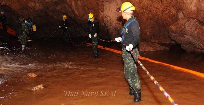 Fotografía cedida por la marina tailandesa hoy, viernes 6 de julio de 2018, que muestra personal militar tailandés mientras transportan materiales durante las operaciones de rescate del equipo de fútbol juvenil y su entrenador atrapados en la cueva. (EFE)