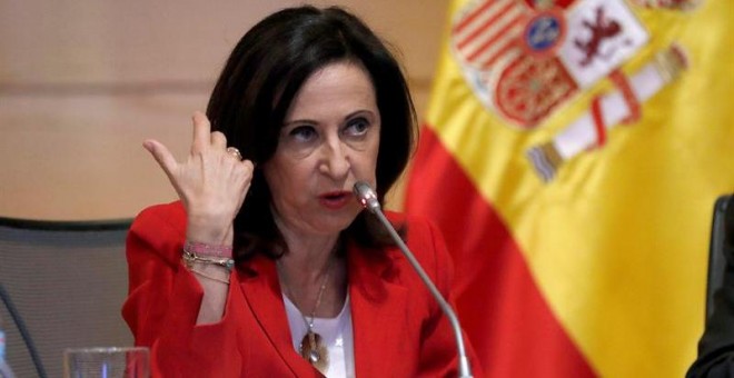 La ministra de Defensa, Margarita Robles, durante la rueda de prensa que ofrece posterior al encuentro que ha mantenido con el director general del CNI, Félix Sanz Roldán, hoy en el complejo de la institución de Inteligencia en Madrid. EFE/ Chema Moya