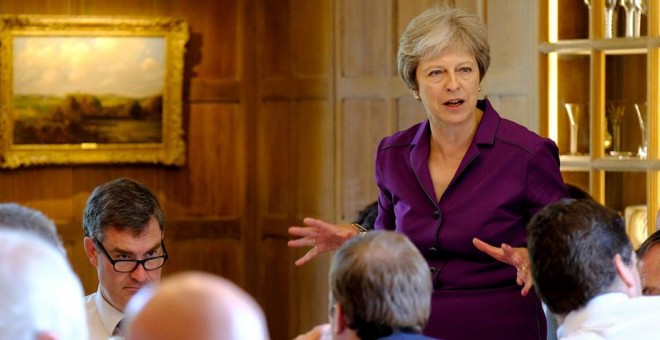 May, durante la reunión con sus ministros este viernes. REUTERS