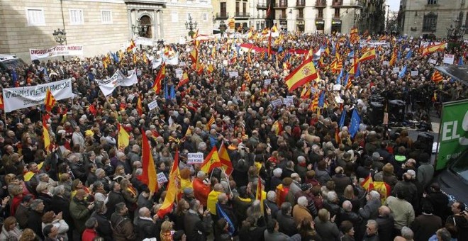 Miles de personas se manifiestan contra la independencia de Catalunya. EFE/Archivo