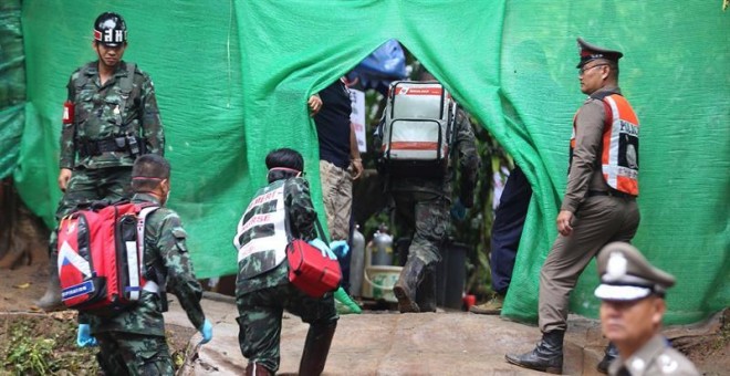 09/07/2018.- Personal médico accede a una zona restringida durante los preparativos para transportar a los niños rescatados al hospital en los alrededores de la cueva Tham Luang en el parque Khun Nam Nang, provincia de Chiang Rai (Tailandia) ayer, 8 de ju