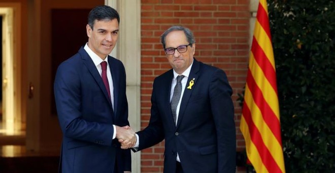 09/07/2018.- El presidente del gobierno Pedro Sánchez y el president de la Generalitat Quim Torra, se saludan antes de la reunión que ambos mantienen en el Palacio de La Moncloa en MadridEFE/Ballesteros