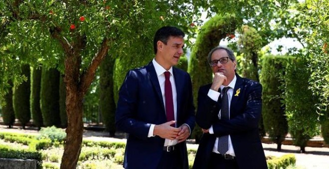 Pedro Sánchez y Quim Torra, durante un paseo por los jardines de La Moncloa. EFE/Fernando Calvo